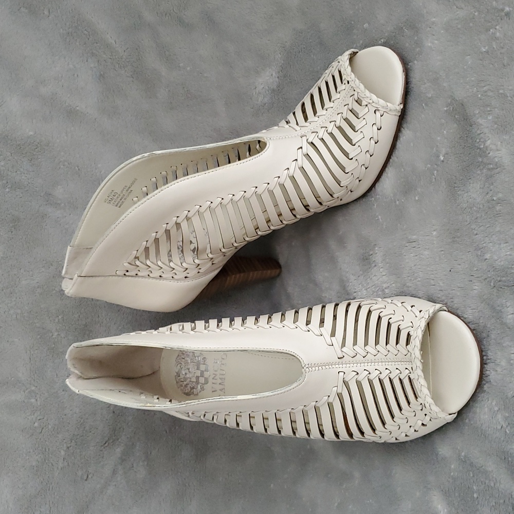 🆕️ VINCE CAMUTO Acha Warm White Leather Cut Out Ankle Heeled Booties SIZE: 9M